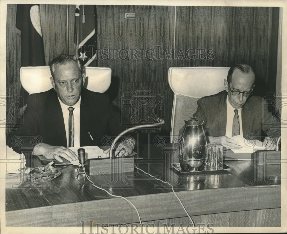 1966 Press Photo Thomas Heier, Jr. and Virgil Brandin doing city finance report - Historic Images