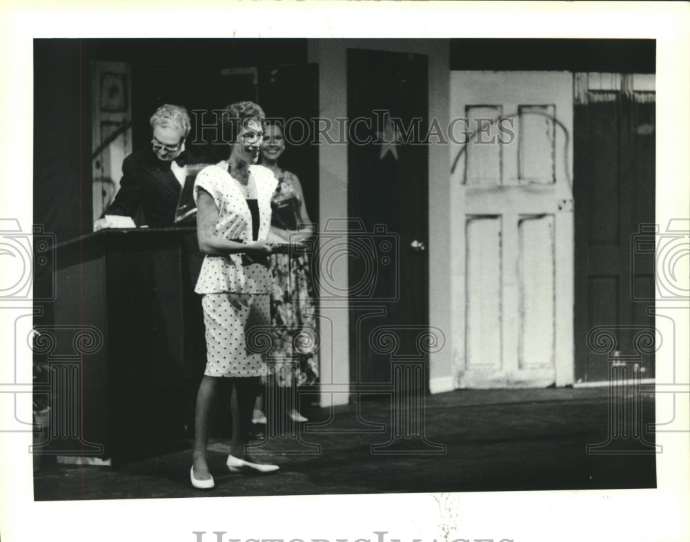 1991 Press Photo Donna Heier accepts her Directors plaque from MC Ray - Historic Images