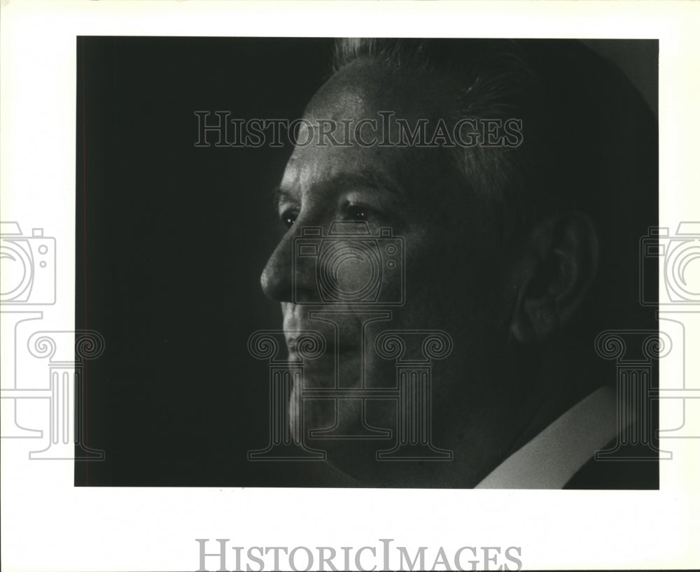 1993 Press Photo Hemmeter conducts a press conference at the Convention Center - Historic Images