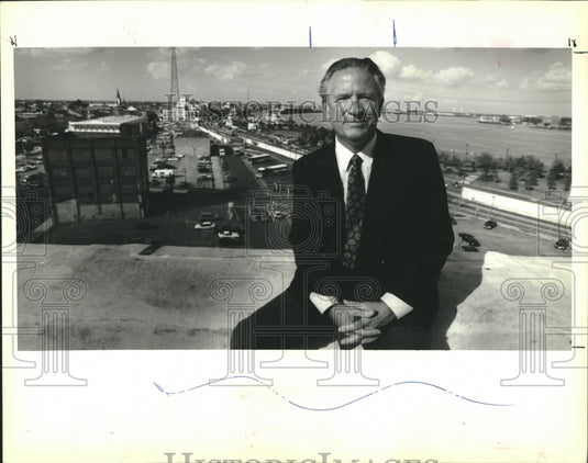 1992 Press Photo Developer Chris Hemmeter with the New Orleans riverfront behind - Historic Images