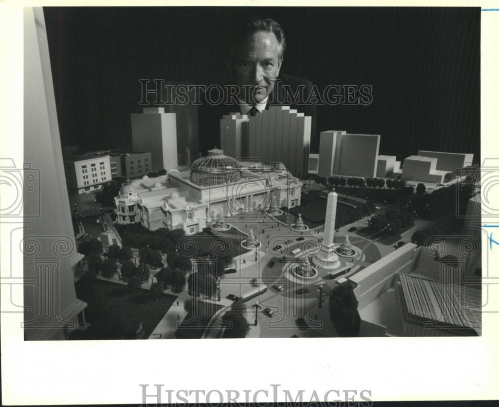 1993 Press Photo Hemmeter poses with his model of the Grand Palais, New Orleans - Historic Images