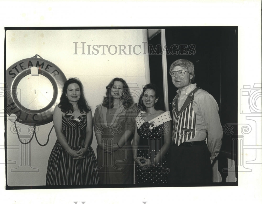 1989 Press Photo Guest having fun at the Le Petite Theater Gambling Party - Historic Images