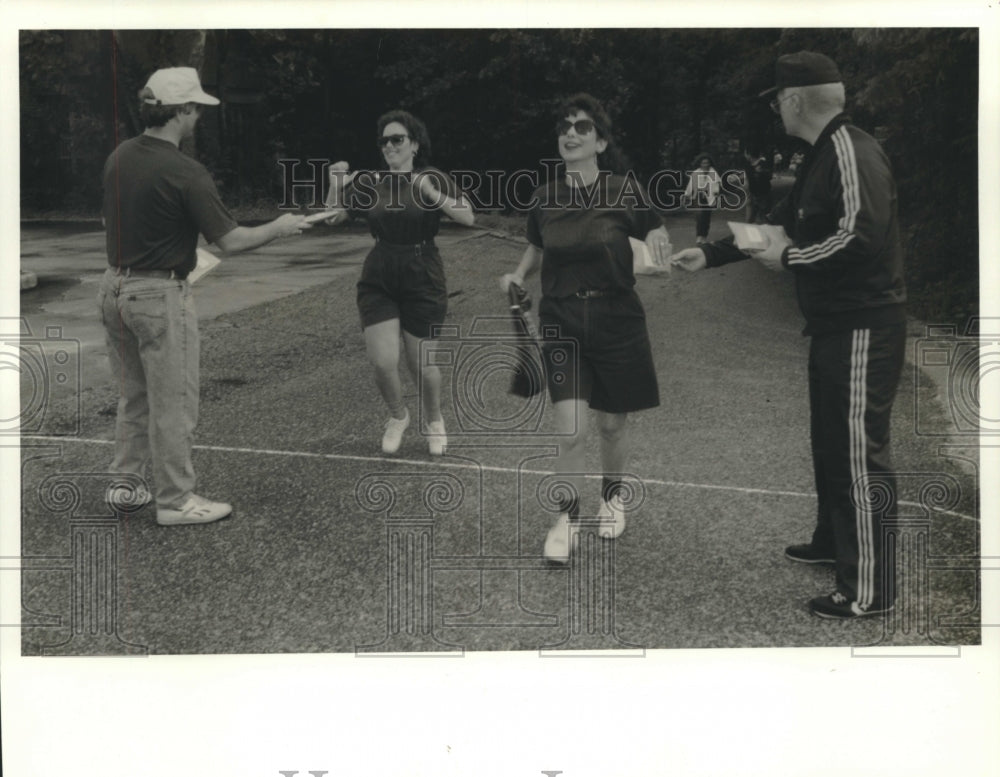 1990 Press Photo First Place Finishers at 6th annual Abstractors 80-Chain Run - Historic Images