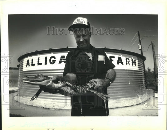 1992 Press Photo Aubrey Henderson, owner of the Gator Cove restaurant in Lafaye - Historic Images
