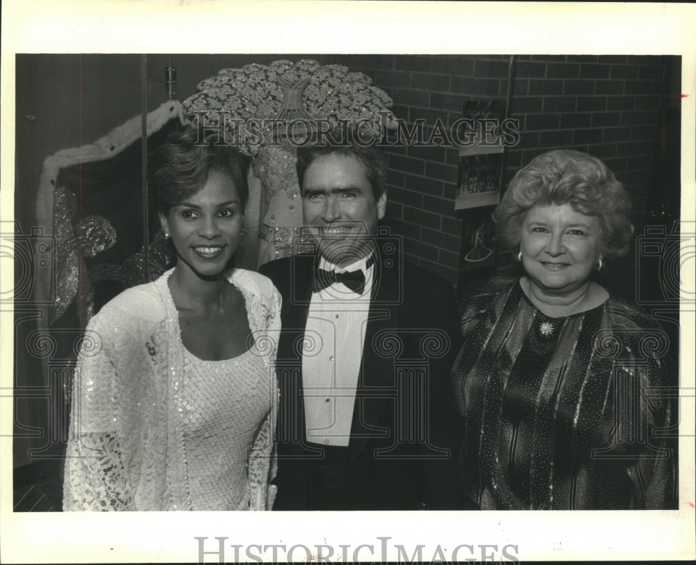 1987 Press Photo Julie &amp; Rick Henault with Marian Eggerton at Black Tie Gala - Historic Images