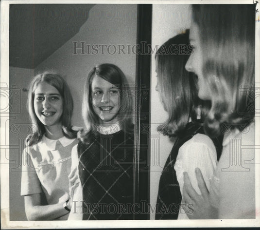 1969 Press Photo Debbie Henderson and Dee Newman smile at their tin grins - Historic Images