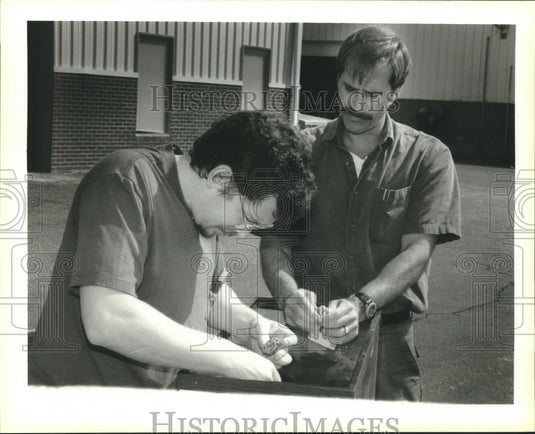 1993 Press Photo Paul Richards dissects a termite nest with Dr. Greg Henderson - Historic Images