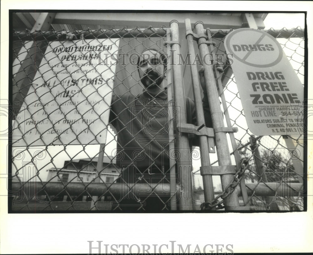 1992 Press Photo Jeff Helmstetter, Principal Woodmere Elementary School, Harvey - Historic Images