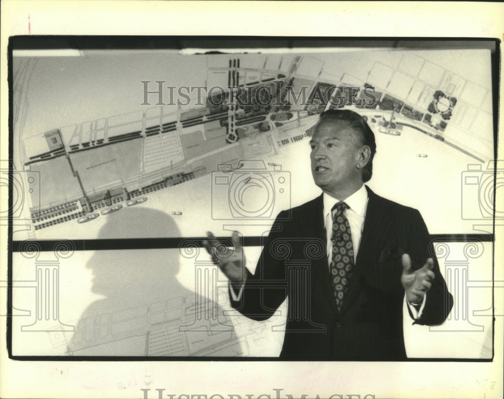 1992 Press Photo Christopher Hemmeter with plans for the $1 billion Casino - Historic Images