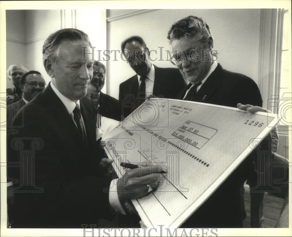 1993 Press Photo Signing of the Casino lease-Mayor and Chris Hammeter - Historic Images