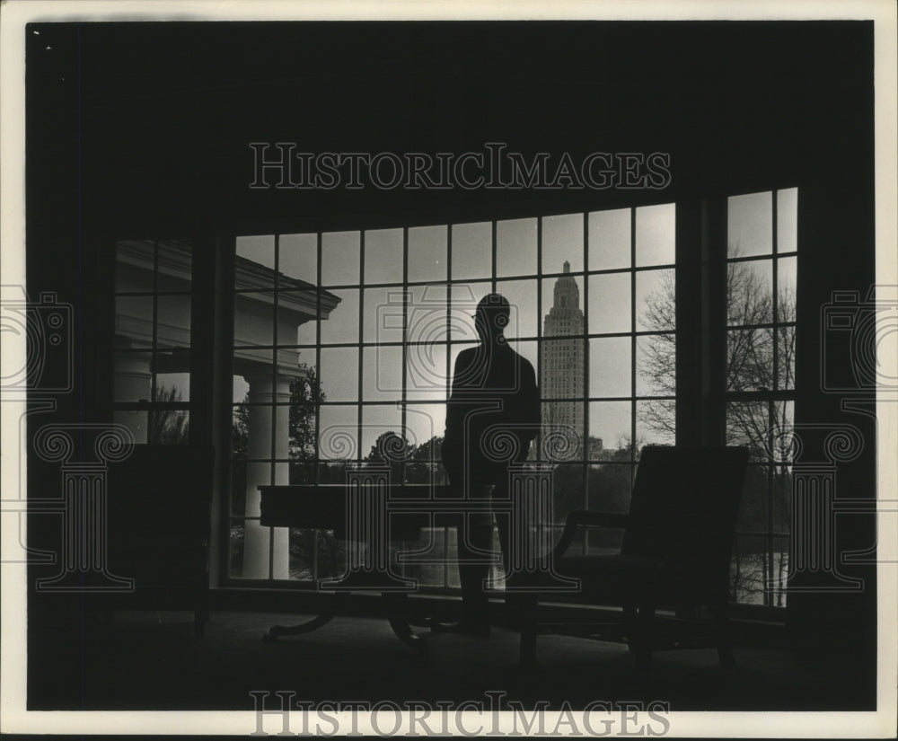 1963 State Capitol - Bedroom view of outside columns of mansion - Historic Images