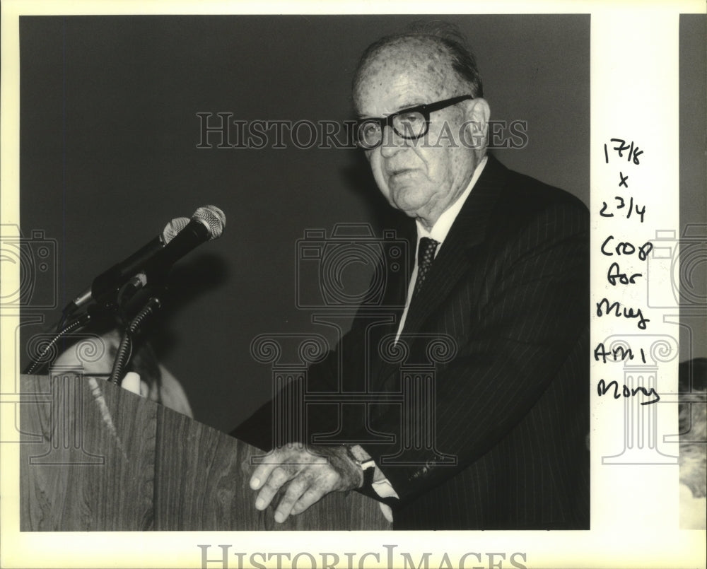 1990 Press Photo J. Peter Grace giving a speech - Historic Images