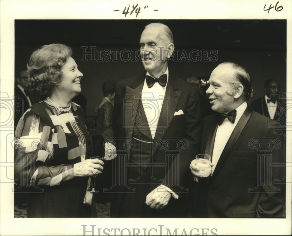 1979 Press Photo Mr. &amp; Mrs. Robert Hills and Dr. John Walsh at a Black Tie Gala - Historic Images