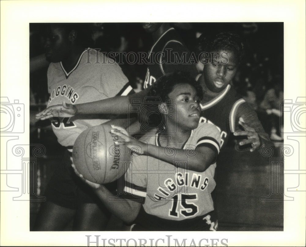 1992 Press Photo O. Perry Walker no. 12 Tiffany Hills versus Higgins Defense - Historic Images