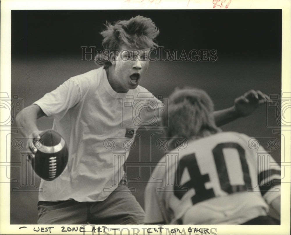 1988 Press Photo Eric Ernst tries to put a move on Logan Bergmann-Touch Football - Historic Images
