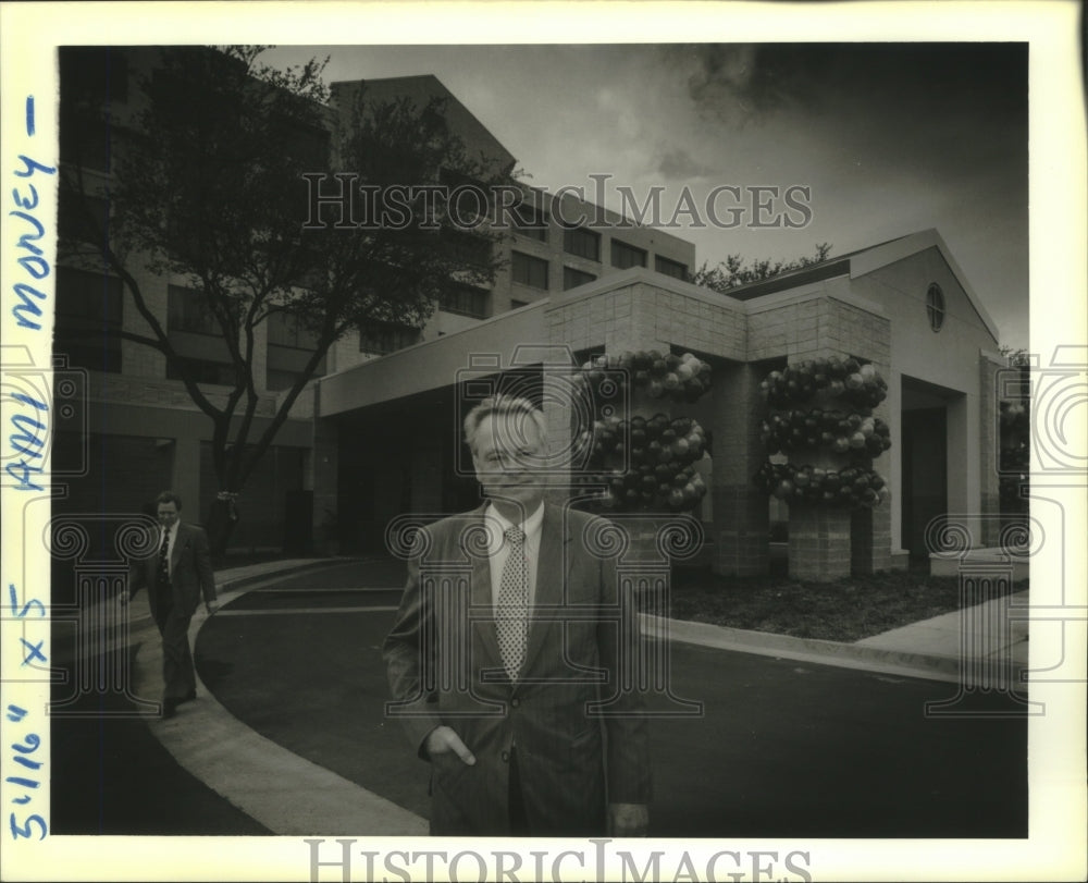 1989 Press Photo Barron Hilton, president of Hilton Hotels - Historic Images