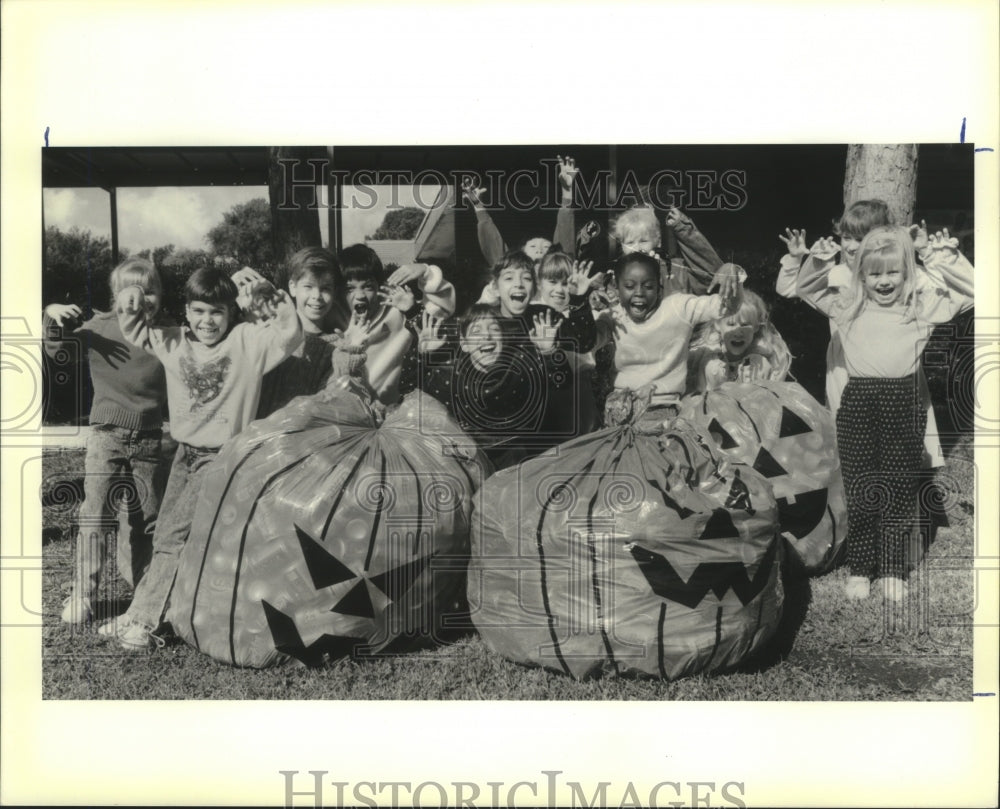 1989 Press Photo Kids making like ghosts at Phoebe Hearst Elementary school. - Historic Images
