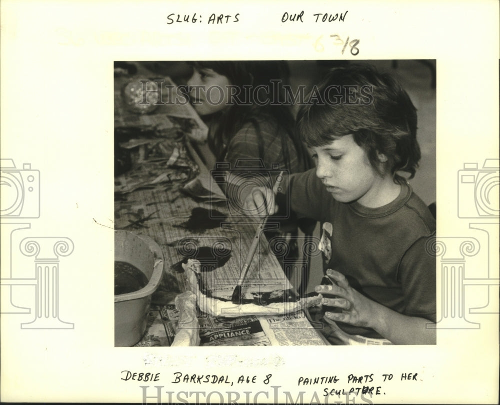 1986 Press Photo Student painting at &quot;Arts Camp&quot; at Phoebe Hearst School. - Historic Images