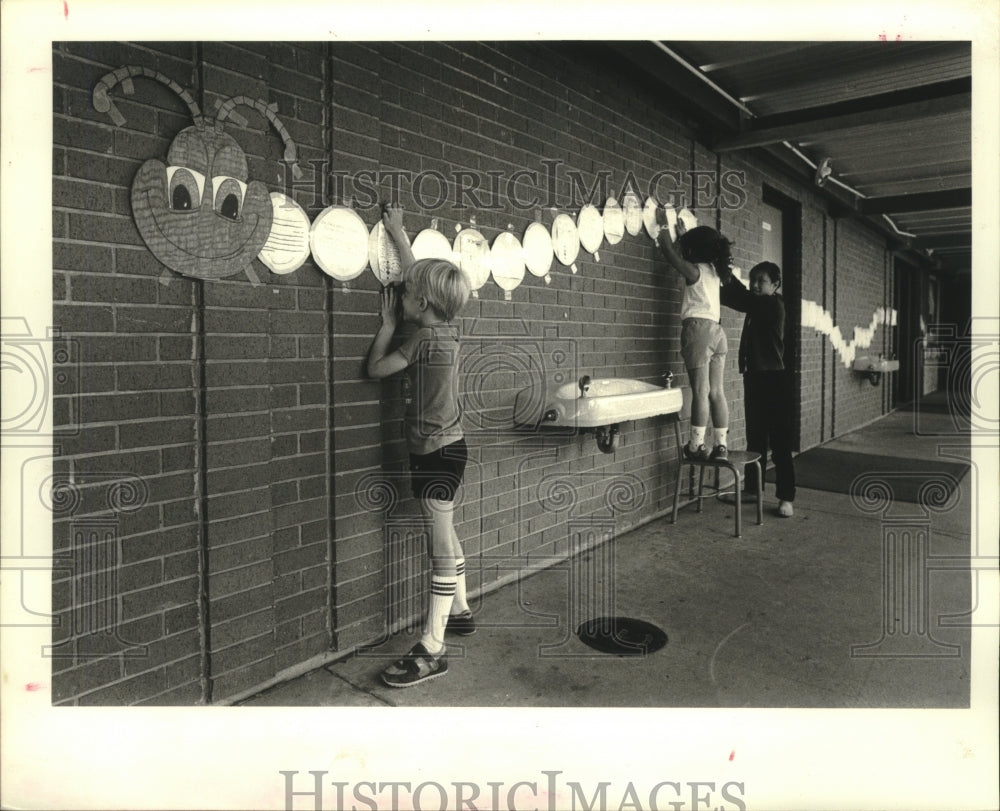 1986 Press Photo Phoebe Hearst Elementary School students makes huge book worm - Historic Images