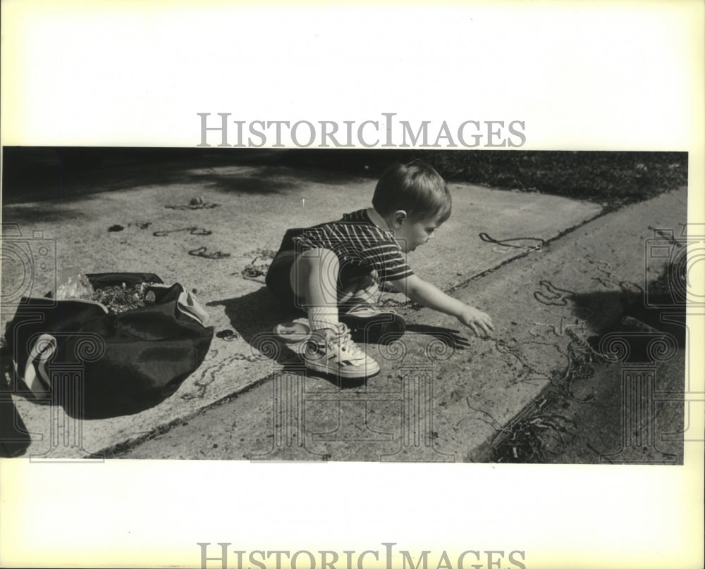 1989 Press Photo Kevin Wehlen sat &amp; watched parade at Phoebe Hearst school - Historic Images