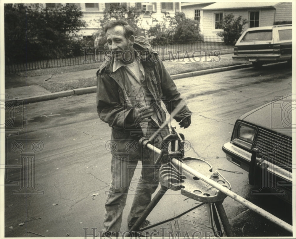 1982 Press Photo Plumber Jerry Hebert working on a broken water line. - Historic Images