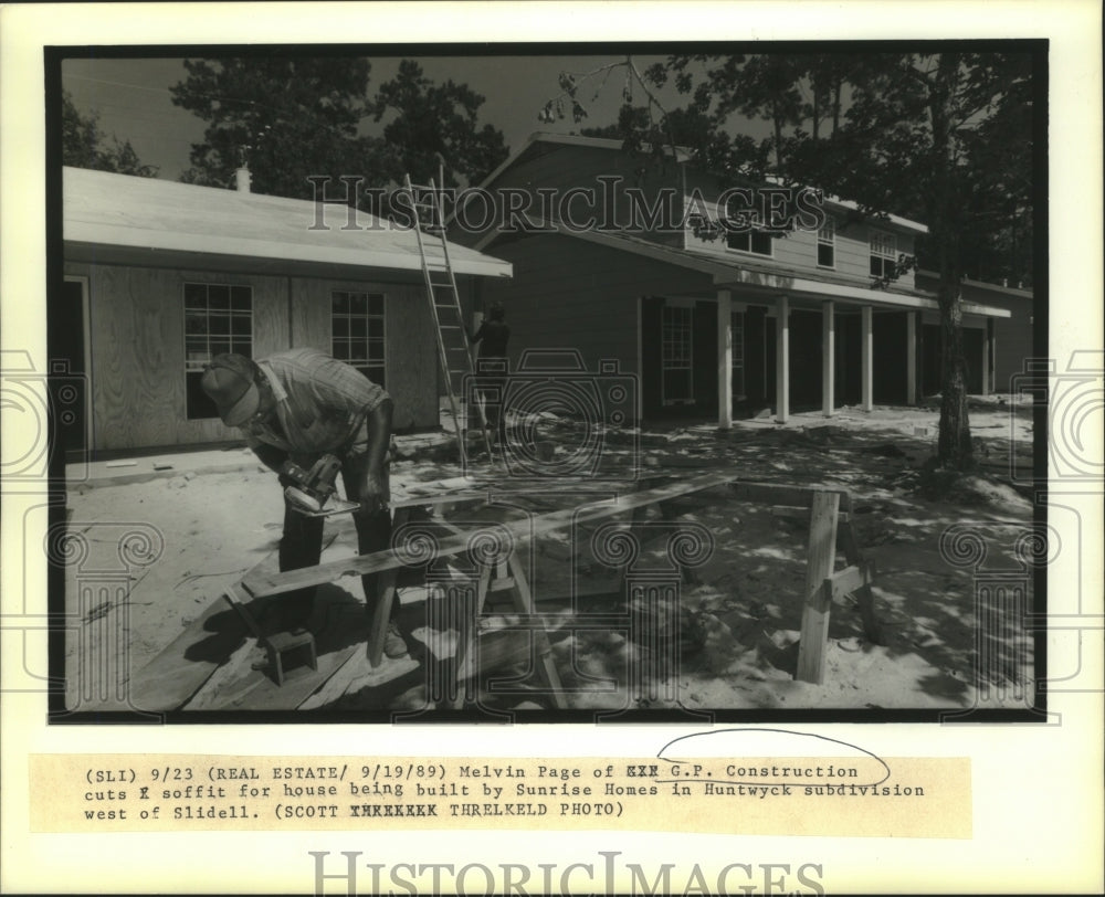 1989 Press Photo G. P. Construction cuts soffit for a house being built. - Historic Images