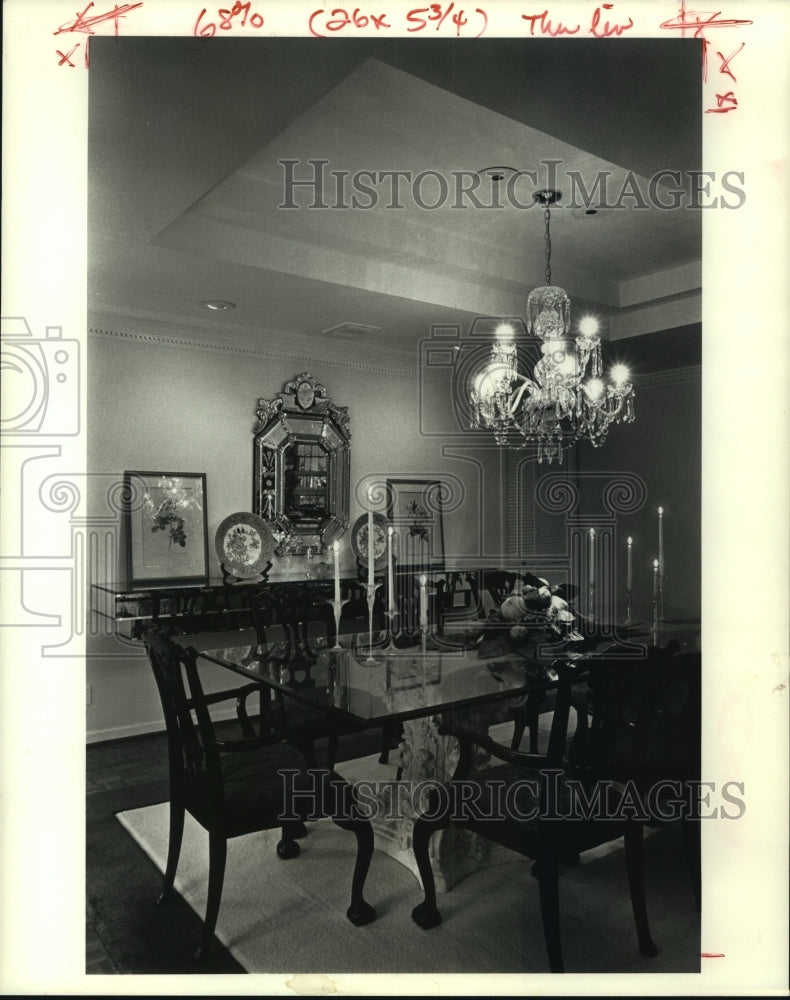 1989 Press Photo Extravagant appearing dining room with inexpensive decor - Historic Images