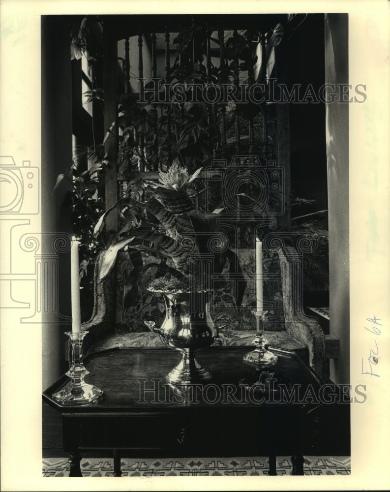 1988 Press Photo Homeowner uses champagne bucket for cachepot for flowers - Historic Images