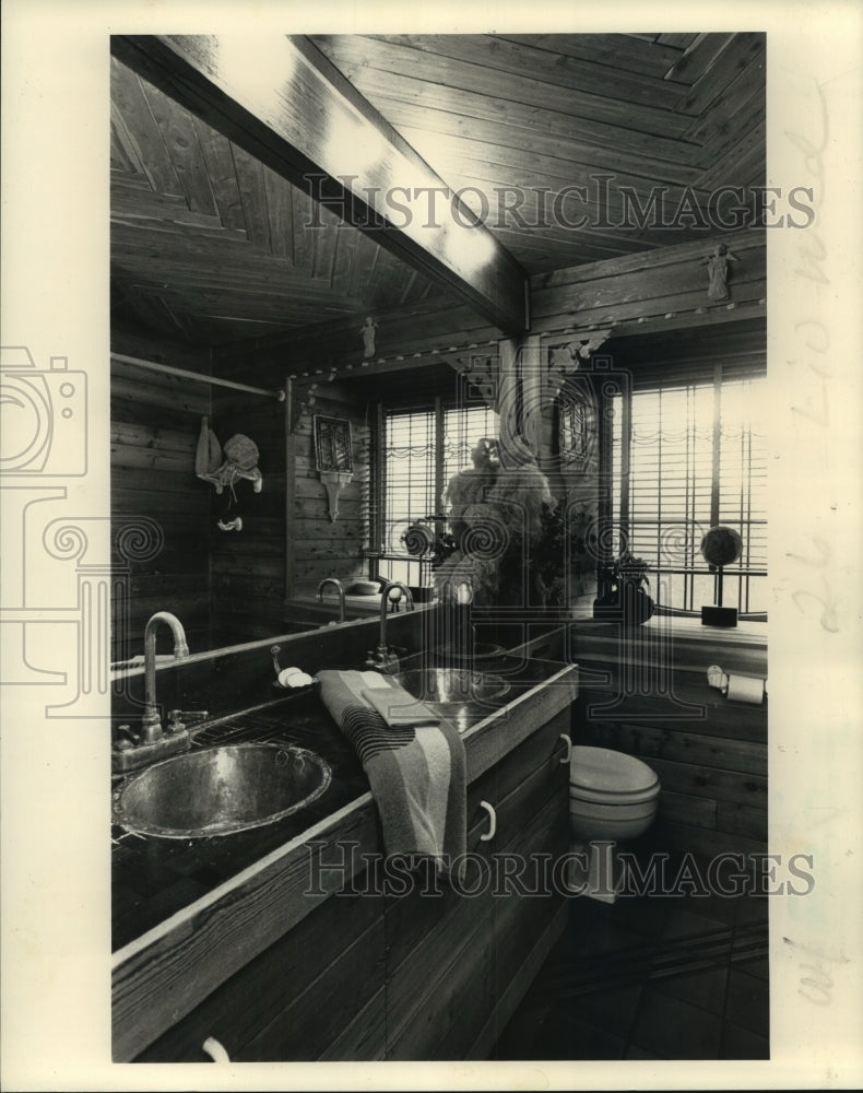 1988 Press Photo The bathroom in this home is old-fashioned in its update. - Historic Images