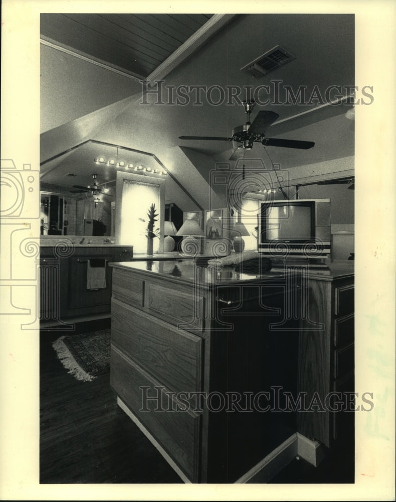 1988 Press Photo Architect created a storage island in center of the bathroom - Historic Images