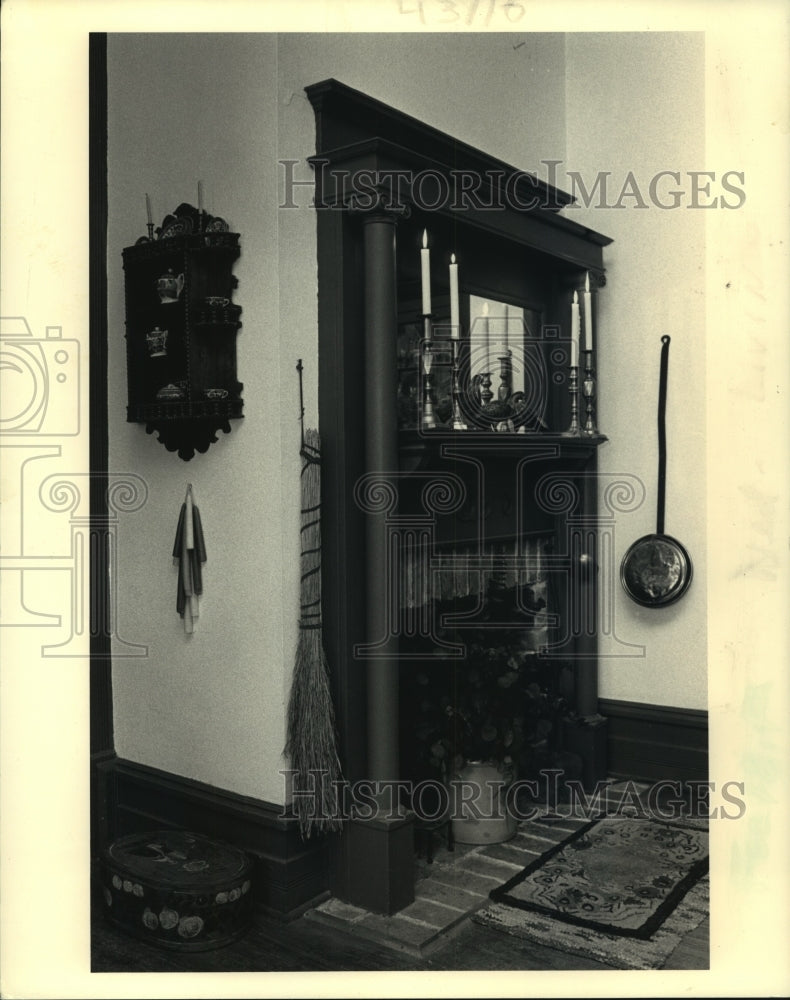 1987 Press Photo Area decorating incorporates a whole portion of a room - Historic Images