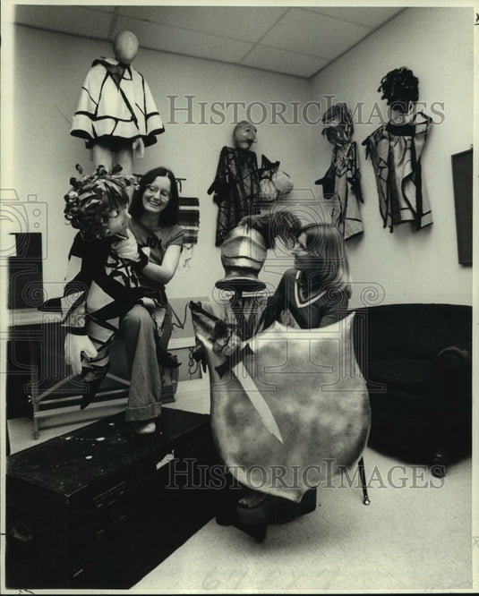 1976 Press Photo Joy Fairman and Sylvia Hillyard at UNO costume workshop - Historic Images