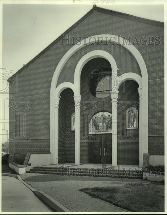 1988 Press Photo Main entrance of the Holy Trinity Cathedral - Historic Images