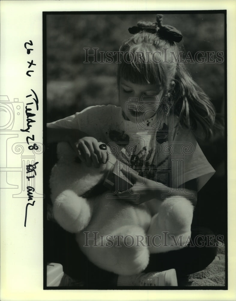 1989 Press Photo Student Rachel Szewczyk &amp; her bear on Teddy Bear Picnic Day - Historic Images