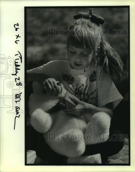 1989 Press Photo Student Rachel Szewczyk & her bear on Teddy Bear Picnic Day - Historic Images