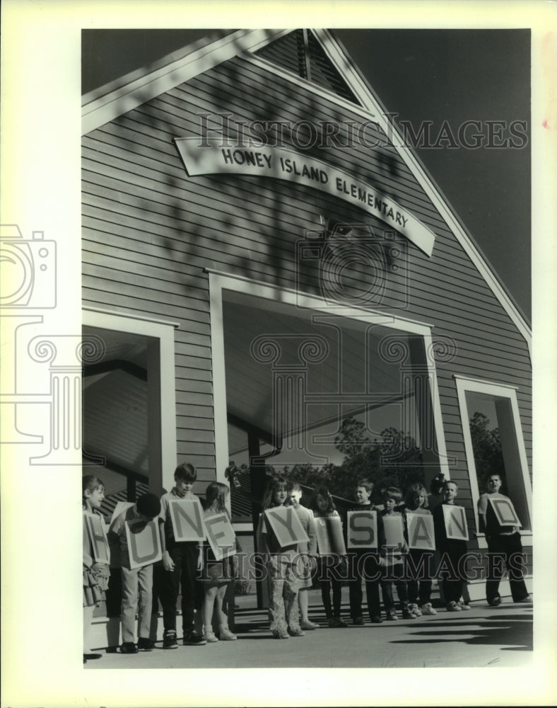 1988 Press Photo Honey Island Elementary students perform a Choral Reading - Historic Images