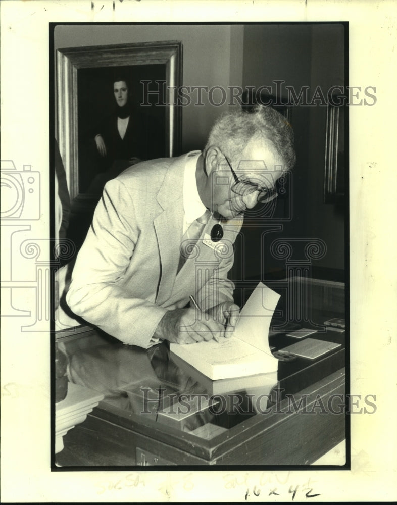 1989 Press Photo Dr. Robert Holtman, author - LA Museum Foundation - Historic Images