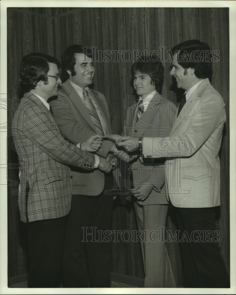 1975 Press Photo Metairie Kiwanis and Key Club present checks to youth ranch - Historic Images