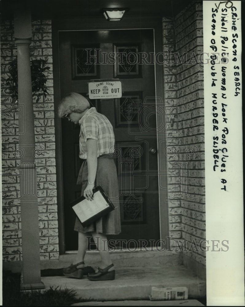 1978 Press Photo Slidell Policewoman looks for clues at scene of double murder - Historic Images