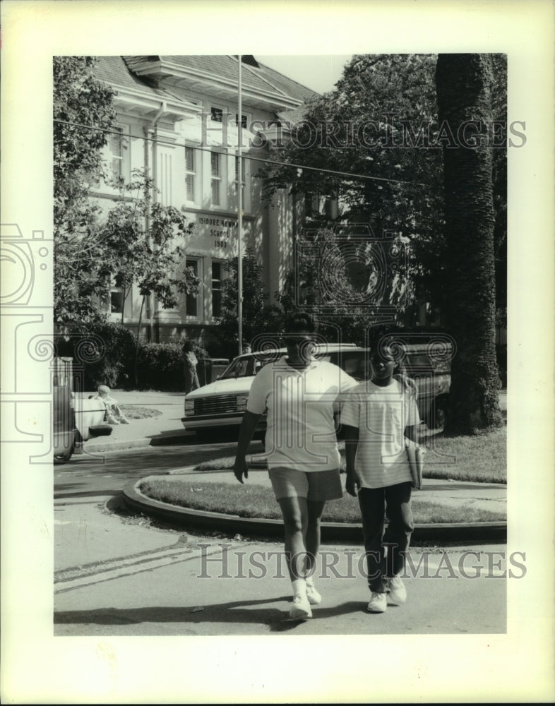 1989 Press Photo Sheila Holmes escorts her son David from school at Newman - Historic Images