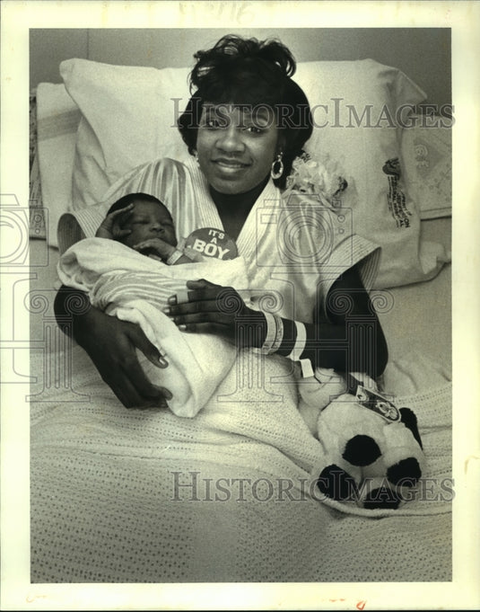 1987 Press Photo Ms. Gwenell Holmes & her first born baby of the year, Tranvanti - Historic Images