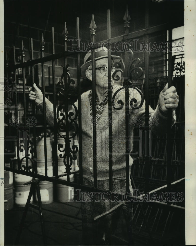 1976 Press Photo Richard Famiglia Sr. holds up ornamental grill work at Beder&#39;s - Historic Images