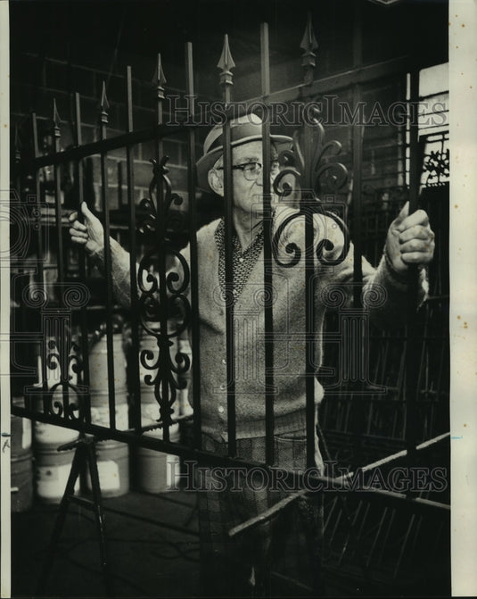 1976 Press Photo Richard Famiglia Sr. holds up ornamental grill work at Beder's - Historic Images