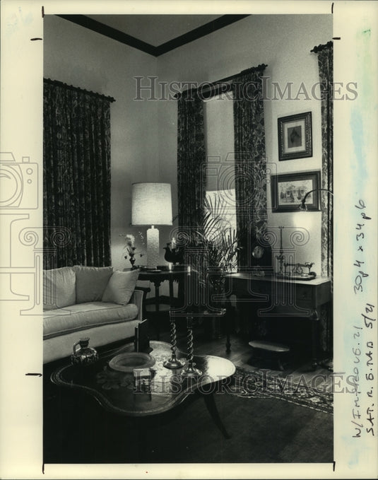 1988 Press Photo Interior view of living room with straight lines against curves - Historic Images