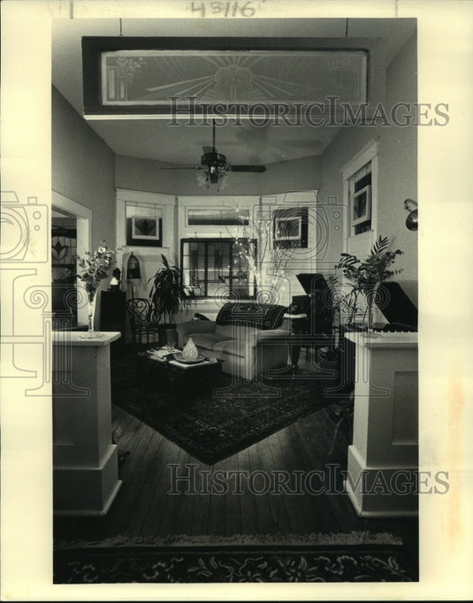 1985 Press Photo Home Focus - Living room with stained glass windows and carpet - Historic Images