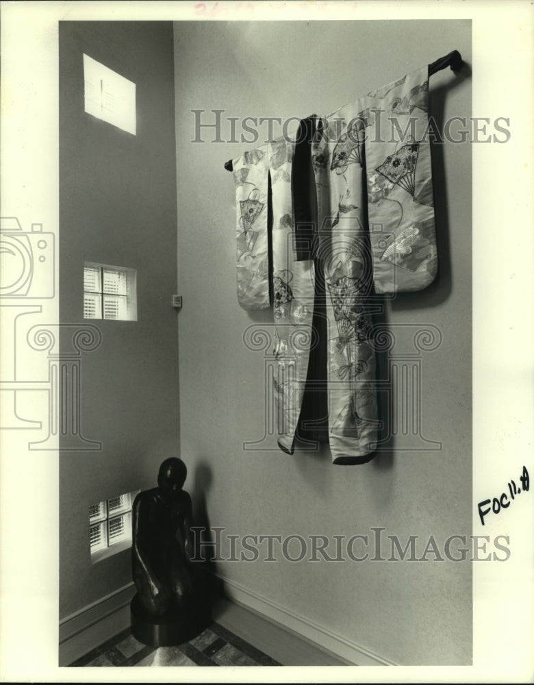 1993 Press Photo Home Focus - Homeowner&#39;s dramatic hallway - nob34633 - Historic Images