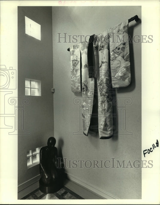 1993 Press Photo Home Focus - Homeowner's dramatic hallway - nob34633 - Historic Images