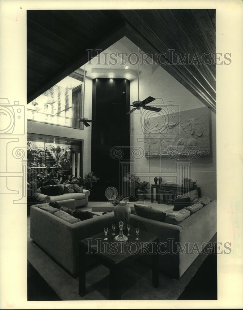 1988 Press Photo Designers used lots of reflective surfaces to brighten room - Historic Images