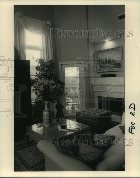 1992 Press Photo Living room and dining room have an Oriental flair - Historic Images