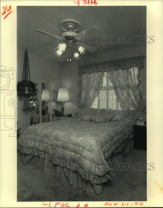 1987 Press Photo Bedroom with stairstep mirrors and shutters as a headboard - Historic Images